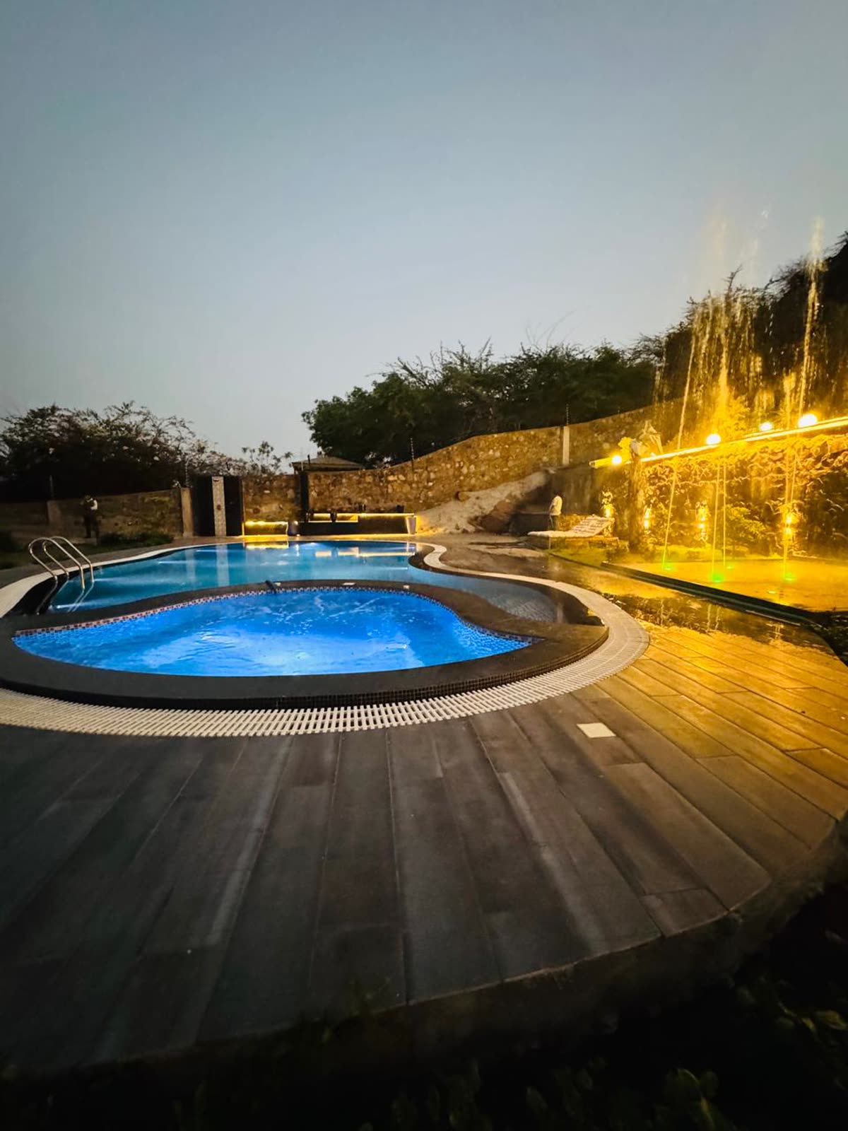 Sidneyland Hill Retreat pool and jacuzzi at night with dancing fountain