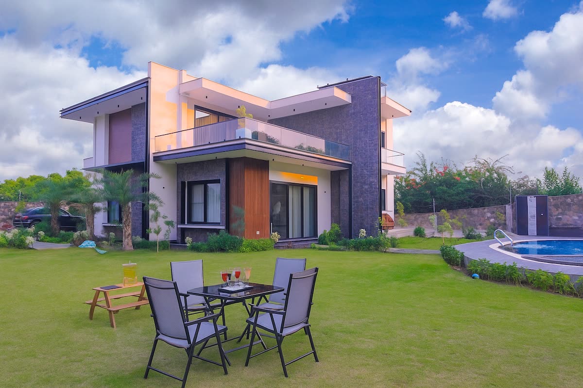 Lush garden and terrace at Sidneyland Hill Retreat